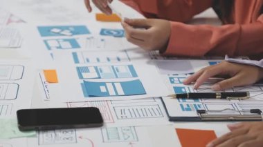 İş kadını proje üzerinde çalışıyor.