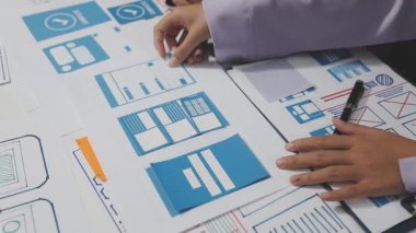 İş adamı elinde arka planda belge olan bir kalem tutuyor.