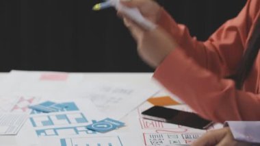 İş toplantı üzerinde beyin fırtınası insanlar