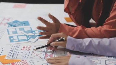 Genç Asyalı iş kadını modern ofiste ekibiyle birlikte çalışıyor.