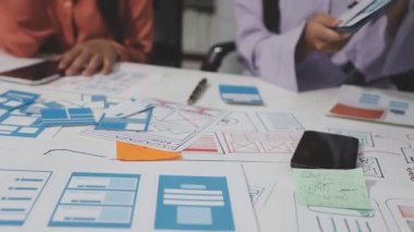 İş adamları birlikte çalışıyor.