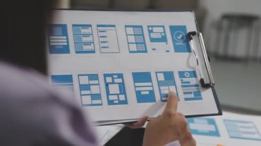 Elinde tablet ve kalem tutan bir kadın.