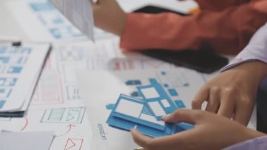 Ofisteki masada dizüstü bilgisayar ve belgelerle çalışan iş kadını proje üzerinde çalışıyor.,