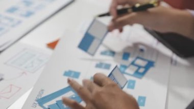 Tasarımcı proje üzerinde çalışıyor