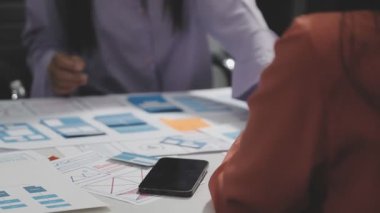 Projede çalışan yaratıcı tasarımcı