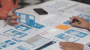 Genç bir iş kadını bir proje üzerinde çalışıyor.