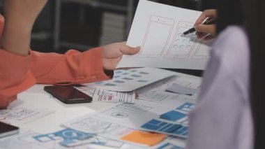 Genç bayan mimar bir iş takımı planı tutuyor.