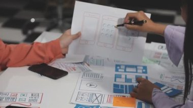 İş ekibi toplantısı ve beyin fırtınası.