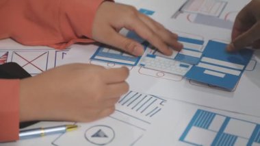 Tasarımcı ekibiyle bir proje üzerinde çalışıyor, ofiste çalışma kavramı