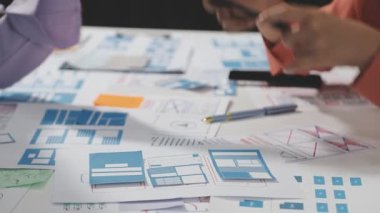 İş adamları evraklar ve belgelerle ofiste toplanıyor, strateji planlıyorlar.