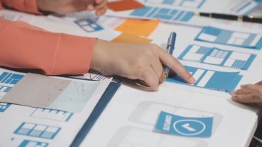 Tasarımcı tablet üzerinde yeni bir düzenle çalışıyor