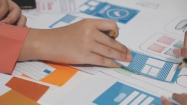 İş adamları ekibi toplantı odasında planı tartışıyor.