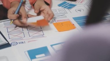 Ofiste renk grafikleri ve stiliyle çalışan tasarımcı