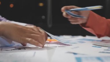 İş adamları birlikte çalışıyor, beyin fırtınası yapıyorlar.