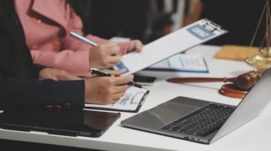 ofiste çalışan genç kadın