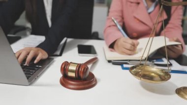 Yargıç, yargıç ya da avukat ya da hukuki tavsiye ya da ofiste çekiç ve teraziyle çalışan bir avukat..