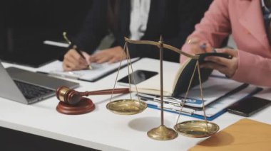 İş avukatı ya da avukat, müvekkil ve hukuki belge ile çalışan hakim, hukuk ve adalet kavramı