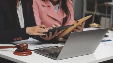 Avukat dizüstü bilgisayar ve belgelerle çalışıyor