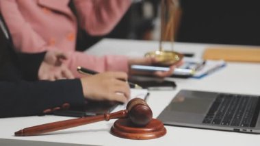 Ofiste çalışan iş adamı avukat ve hukuki danışman..