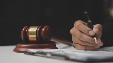 Ofiste çalışan avukat veya avukat..