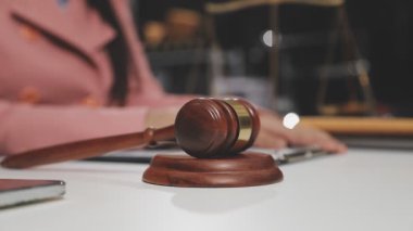 Yargıç Tokmak ve terazi mahkeme salonunda. Hukuk ve adalet kavramı.