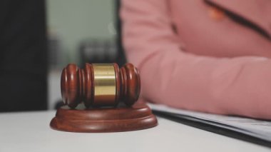 Avukat ya da yargıç tokmak ve müvekkil büroda. Hukuk firması. yasal danışmanlık.