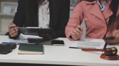 İki genç işadamı ofiste sözleşme imzalıyor..