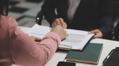 Ofiste çalışan bir işadamı.