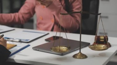 Ofiste çalışan avukat, hukuk ve avukat konsepti, hukuki danışmanlık