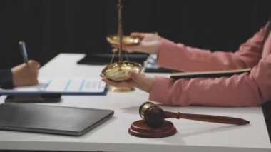 Avukat ofiste belgelerle çalışıyor, yakın plan..