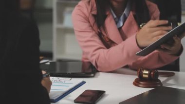 İş adamları modern ofiste dizüstü bilgisayarla çalışıyorlar. Takım çalışması, ortaklık, iş.