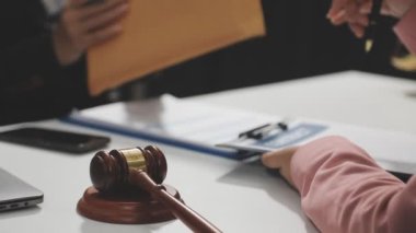Yargıç Tokmak ve mahkeme salonundaki belgeler.