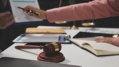 Ofiste müvekkil ile çalışan avukat.