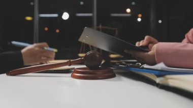 Ofiste çalışan iş adamları..