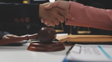 Ofiste çalışan iş adamları.