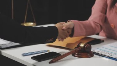 İş adamları anlaşma üzerine el sıkışıyor, sözleşme imzalıyor, iş anlaşması konsepti