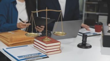 Yargıç avukat büro masasında belgelerle çalışıyor, hukuk firması konsepti