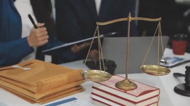 Ofisteki masada çalışan bir avukat. Hukuki danışmanlık ve avukat kavramı