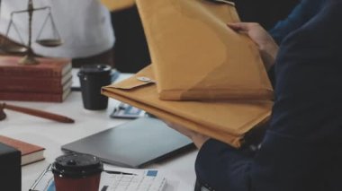 Takım elbiseli iş adamı ve ofiste kitap okuyan eldivenler. iş konsepti