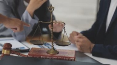 Avukat, müvekkil, hukuk ve adalet kavramı.