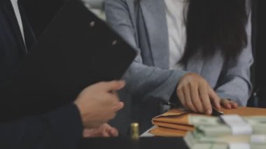 Ofiste el ele tutuşan bir kadının fotoğrafını çek..