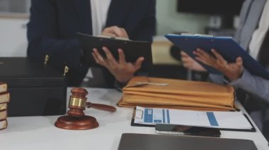 Avukat, avukat, yargıç ve avukat ofiste çalışıyor..