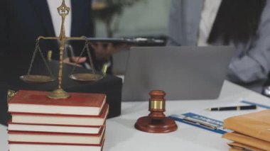 Ofiste çalışan bir iş avukatı. Yasal danışmanlık konsepti. Hukuk avukatı..