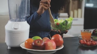 Kadın sağlıklı yiyecekler için taze meyve suyu hazırlıyor. yüksek kaliteli fotoğraf