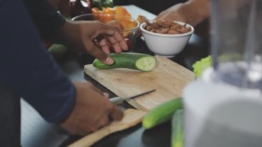 Mutfakta sebze kesen gençlere yakın çekim