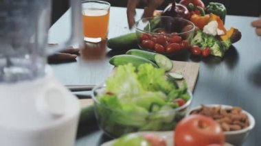 Sağlıklı yemek. Taze sebzeler ve meyveler masada.