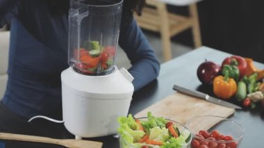 Kadın sağlıklı bir içecek hazırlıyor.