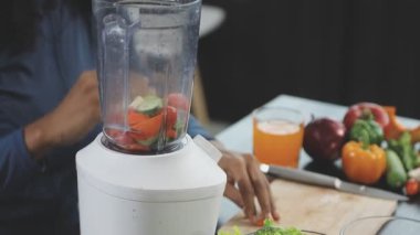 kadın taze sebze yemek