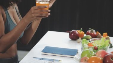 Genç kız yemek hazırlıyor.