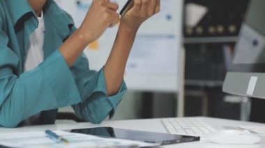 iş kadını ofiste cep telefonu ile